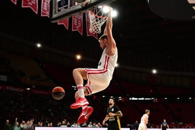 Везенков вдъхнови Олимпиакос за 14 поред в Гърция