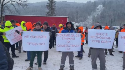 Служители на голямото предприятие за дървопреработка във Велико Търново сочено