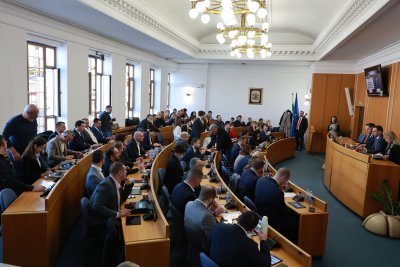 Три часа общинските съветниците в София изслушваха кмета Васил Терзиев за кризата с боклука