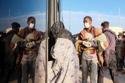 Общо 34 мигранти са открити днес на плажа в югозападната