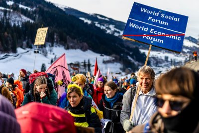 Разговорите за световните кризи се пренасочва към Давос където се