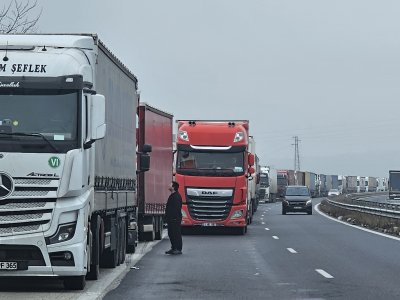 Около 15 километра колона от тирове чака пред "Капитан Андреево"