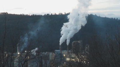 Производствената линия за ПДЧ плоскости в големия завод за дървопреработка