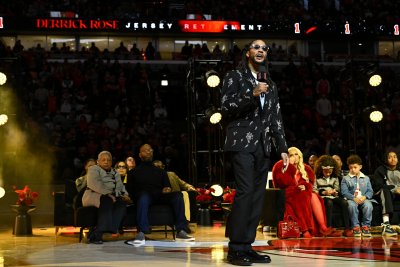 Чикаго Булс пречупи Бостън Селтикс в мач-церемония в чест на Дерик Роуз