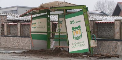 Автобус блъсна спирка в пловдивското село Скутаре, а шофьорът избяга