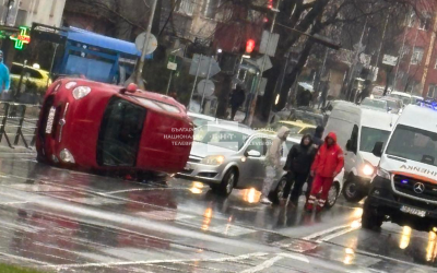 Лек автомобил се обърна на мокрия асфалт на оживен булевард