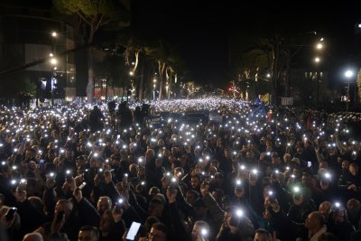 Напрежение и сблъсъци на антиправителствен протест в Албания снощи Протестиращи