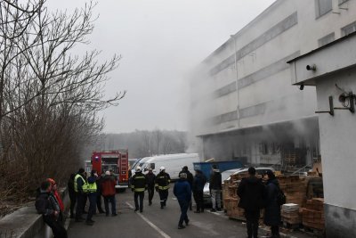 Пожар избухна в склад на перилни препарати и козметични продукти