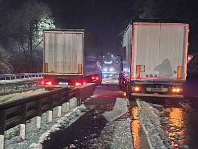 Predela Pass Closed to Lorries Due to Heavy Snow (PHOTOS)
