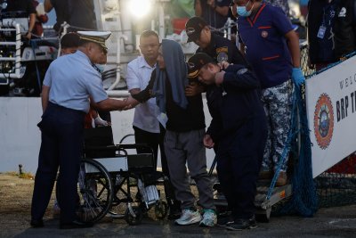 Ферибот с повече от 350 души се преобърна в южната