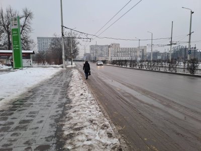 Поледица затруднява движението в Русе Падналият дъжд превърна настилките в