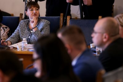 Правната комисия в парламента заседава повече от 14 часа по