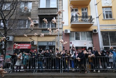 С плюшени зайчета замеряха сградата на Висшия съдебен съвет протестиращи