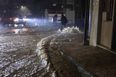 Наводнение взе жертви в Атина: Издадено е предупреждение за опасно лошо време