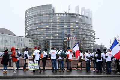 Фермери от целия Европейски съюз протестираха часове пред Европейския парламент