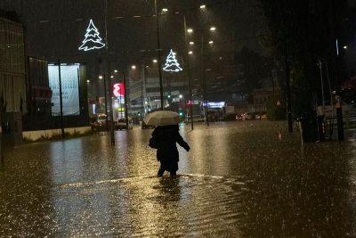 Най малко двама души загинаха след като проливни дъждове предизвикаха