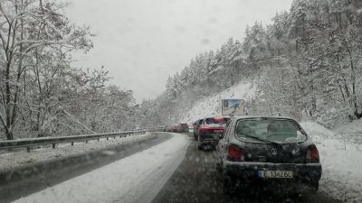 Обилен снеговалеж затруднява преминаването на превозни средства през прохода Предела