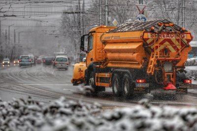 Във връзка със снеговалежите в София през тази нощ са