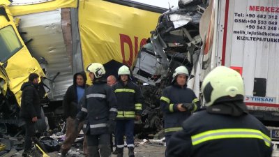 Тежка катастрофа между три тира и кола край Видин, един от шофьорите загина