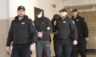 Полицай от Районното управление в Ихтиман се качил на надлез