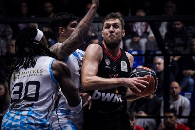 Везенков се погрижи за още една победа на Олимпиакос в Гърция