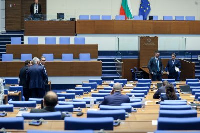 Промените в Изборния кодекс: Напрежение в пленарната зала и край на заседанието заради липсата на кворум