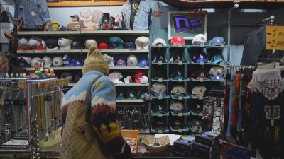 Шеговитата интерпретация на червените бейзболни шапки на Доналд Тръмп се