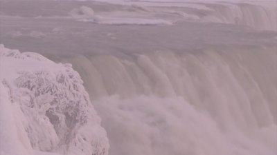 Ниагарският водопад замръзна: САЩ остават в плен на арктически студове