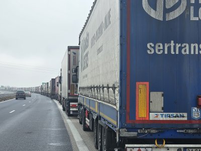 Пореден ден продължава голяма опашка от тирове преди граничния пукт