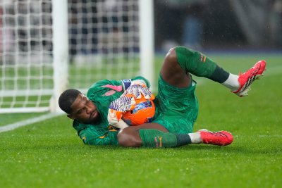 Вратарят Майк Менян остава в Милан до 2031 година