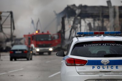 Експлозия и пожар в завод за храни в Гърция, има жертви