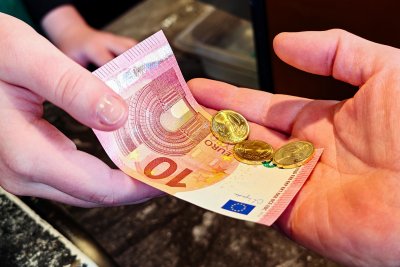 След негативната кампания която призоваваше да се унищожават евробанкноти като