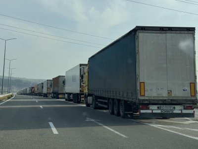 От полунощ е въведено пълно ограничение за преминаването на товарни