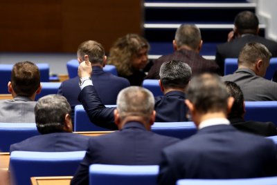 Със 128 гласа за 35 против и 9 въздържали се