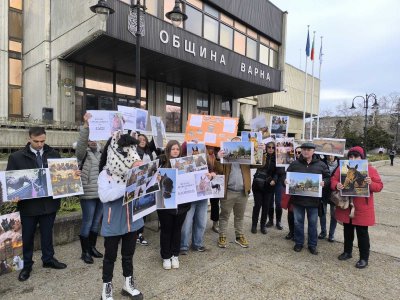 Варненци протестираха заради пожар в конна база