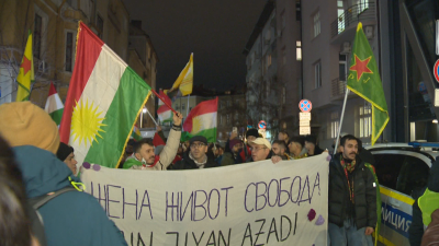 Солидарни с глобалната вълна от протести кюрдска диаспора проведе мирно