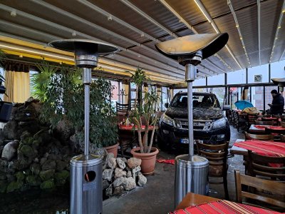 Джип се вряза в ресторант в район "Тракия" в Пловдив (СНИМКИ)