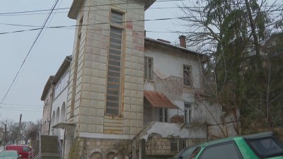 Активни свлачища заплашват да погълнат обществени сгради в Тутракан Сред