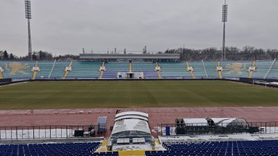 Почистиха терена на Националния стадион преди мача за Суперкупата на България