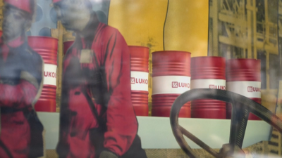 Лукойл преговаря с поне още две компании за продажбата на