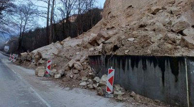 Свлачище затвори едното платно на пътя за Мелник