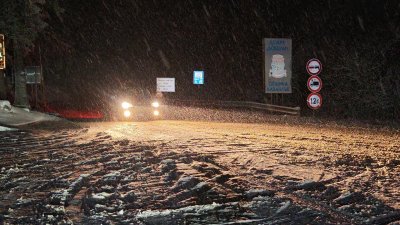 Обилен снеговалеж затруднява движението на прохода Шипка Пътното платно е