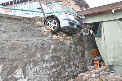 Паркиран автомобил потегли, прекоси булевард и се заби в ограда на къща в Хасково