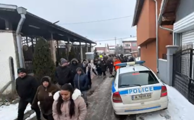 Жители на ломски квартал протестираха след освобождаването срещу подписка на мъж, задържан за блудствени действия с две деца