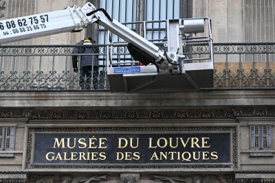 Възстановяват короната на императрица Евгения след обира в Лувъра