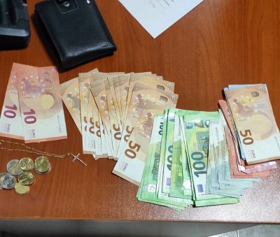 Border Police Detain Two near Danube Bridge with Cash and Gold from Phone Scam