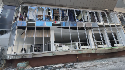 Поне 4 жертви след поредните руски удари в Украйна включително