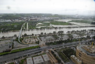Стотици хора се връщат по домовете си след отминаването на