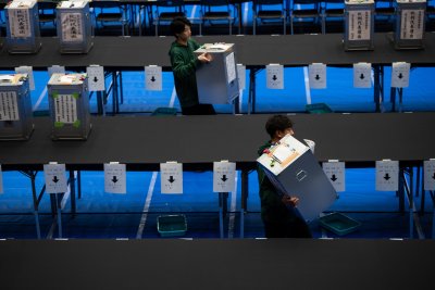 Управляващата партия в Япония печели убедително провелите се днес предсрочни