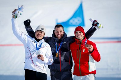 ЗОИ Милано/Кортина: Церемония по награждаване в паралелния гигантски слалом при мъжете (ВИДЕО)